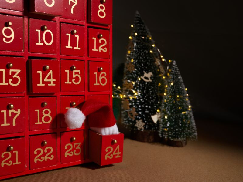 magie d'un calendrier de l'Avent de Noël en bois