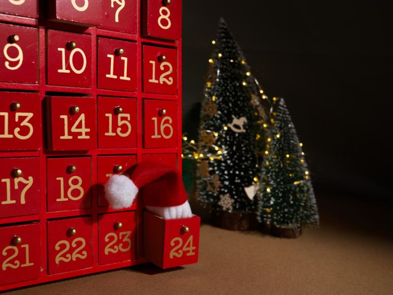 magie d'un calendrier de l'Avent de Noël en bois